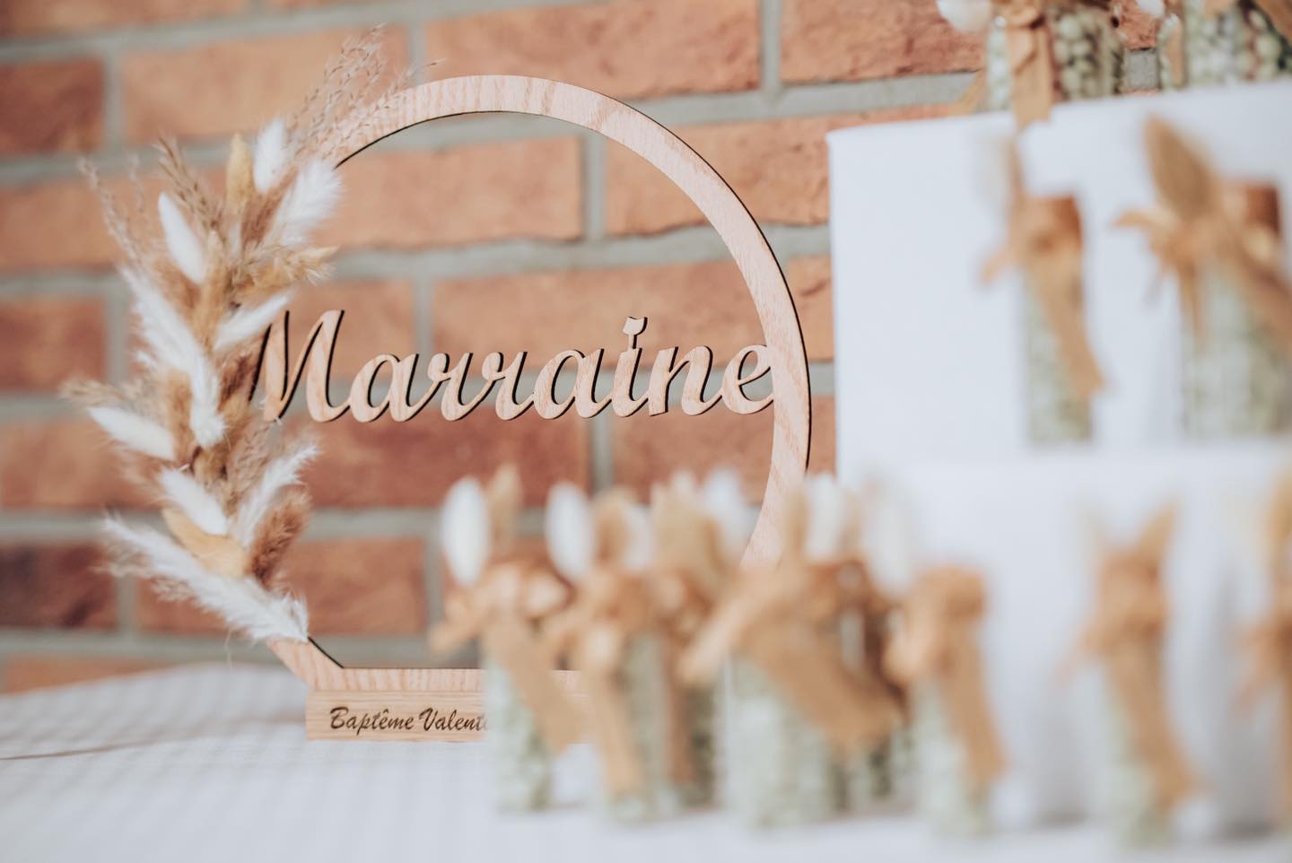 Décoration circulaire en bois personnalisée – Texte et fleurs au choix