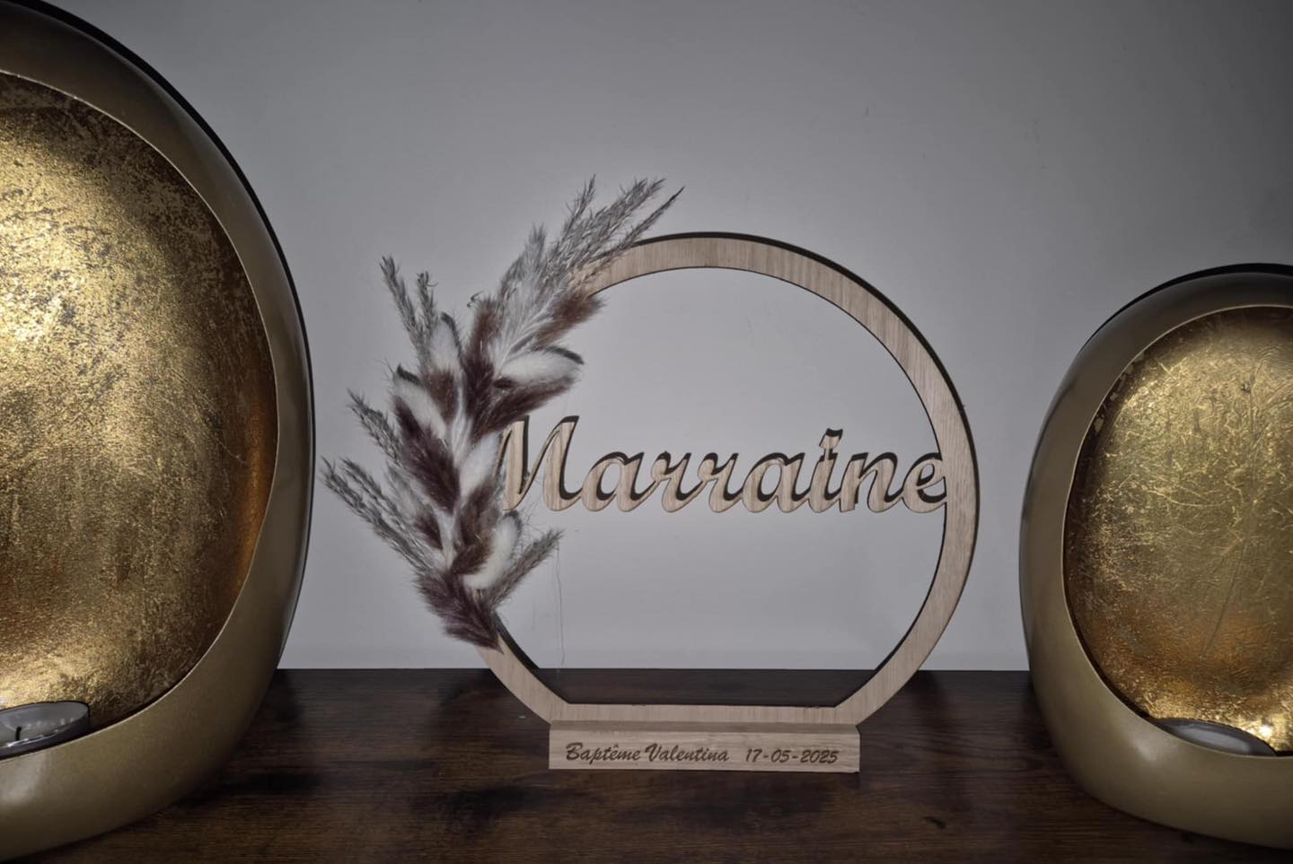 Décoration circulaire en bois personnalisée – Texte et fleurs au choix