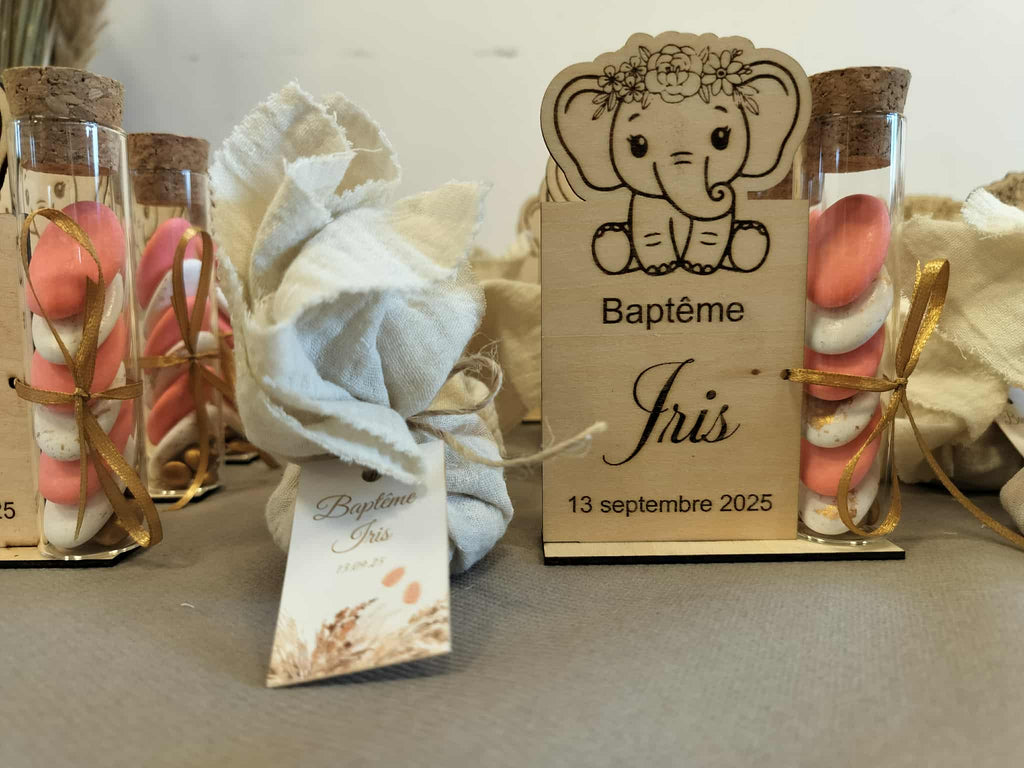 Souvenir de baptême personnalisé – Support en bois avec éprouvette (sans dragées)