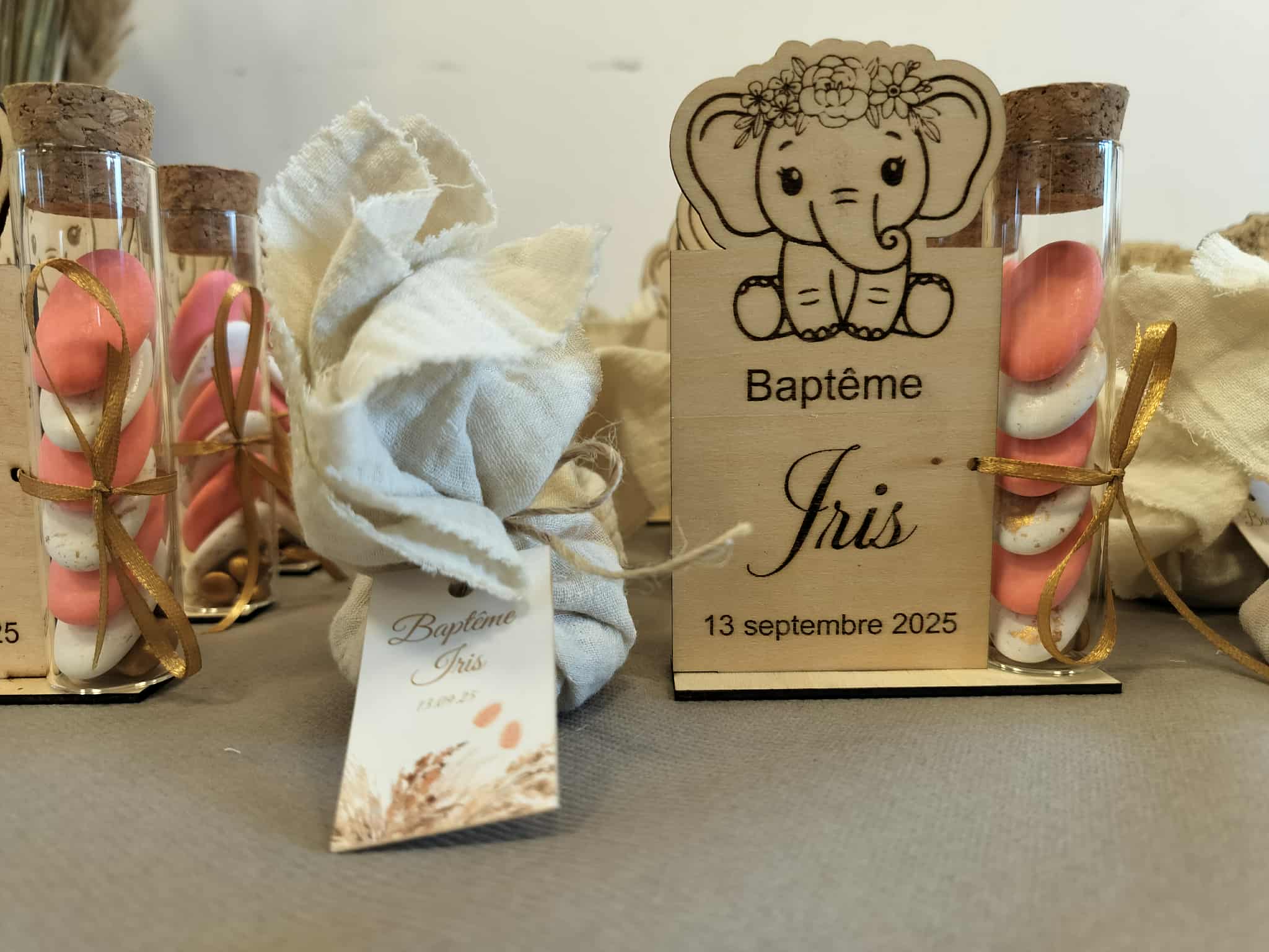 Souvenir de baptême personnalisé – Support en bois avec éprouvette (sans dragées)