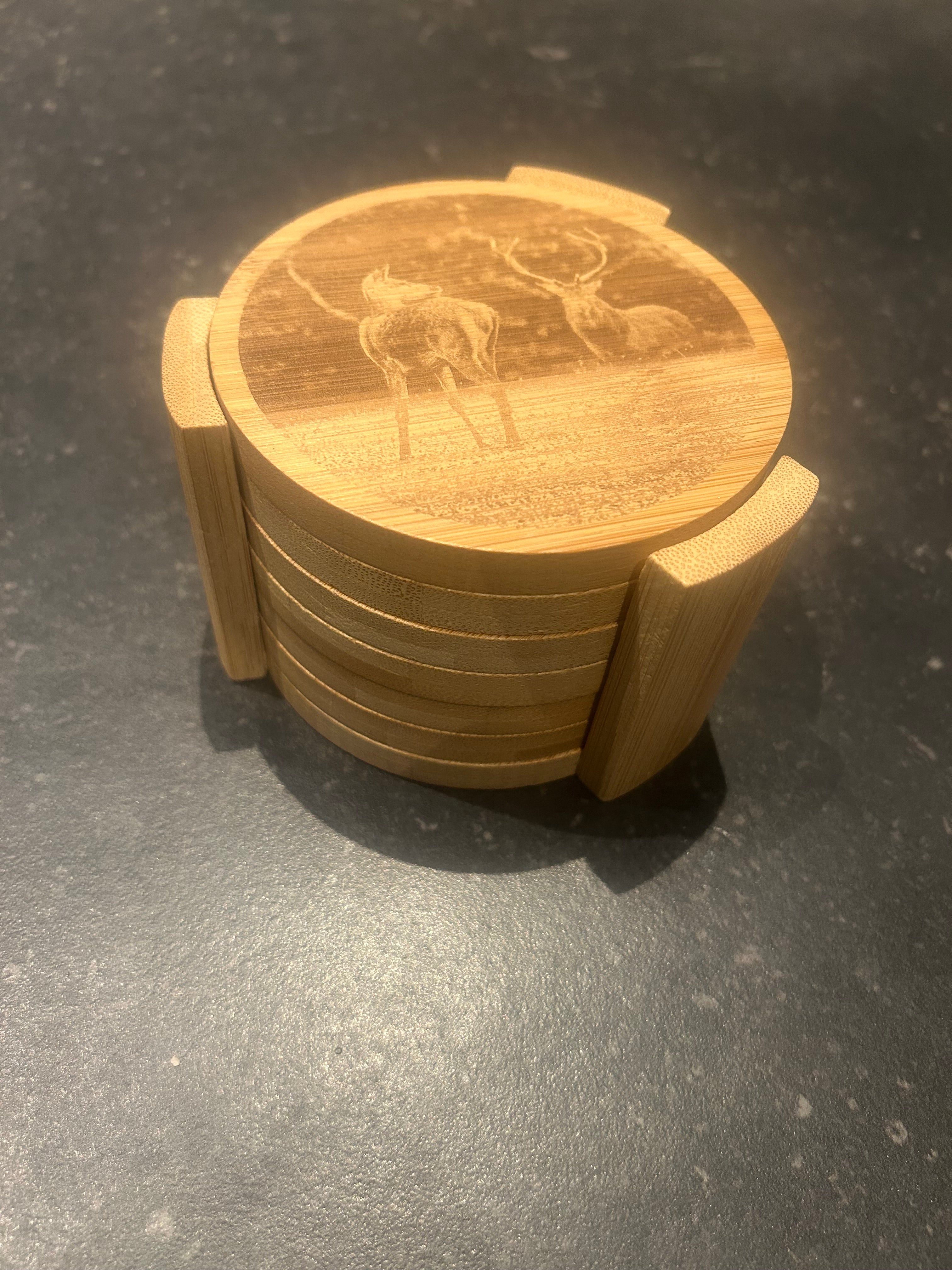 Dessous de verre en bois gravé