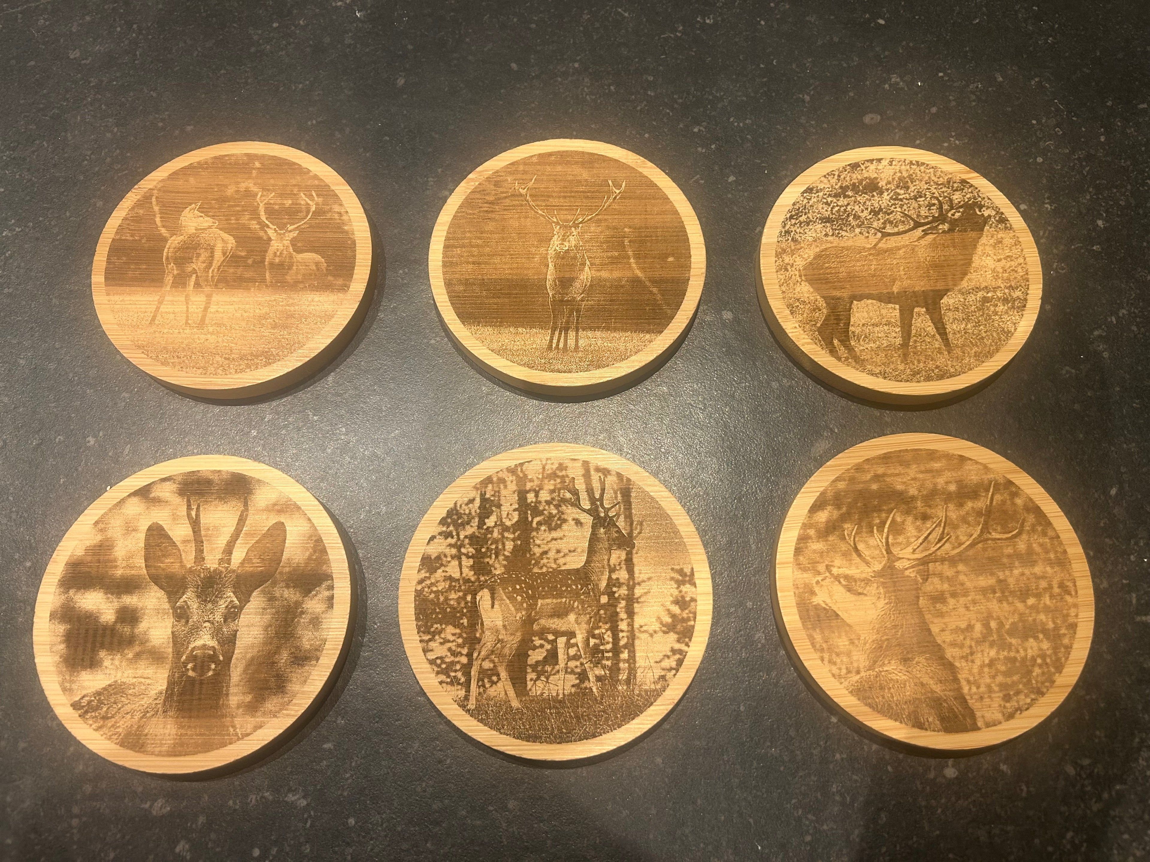 Dessous de verre en bois gravé