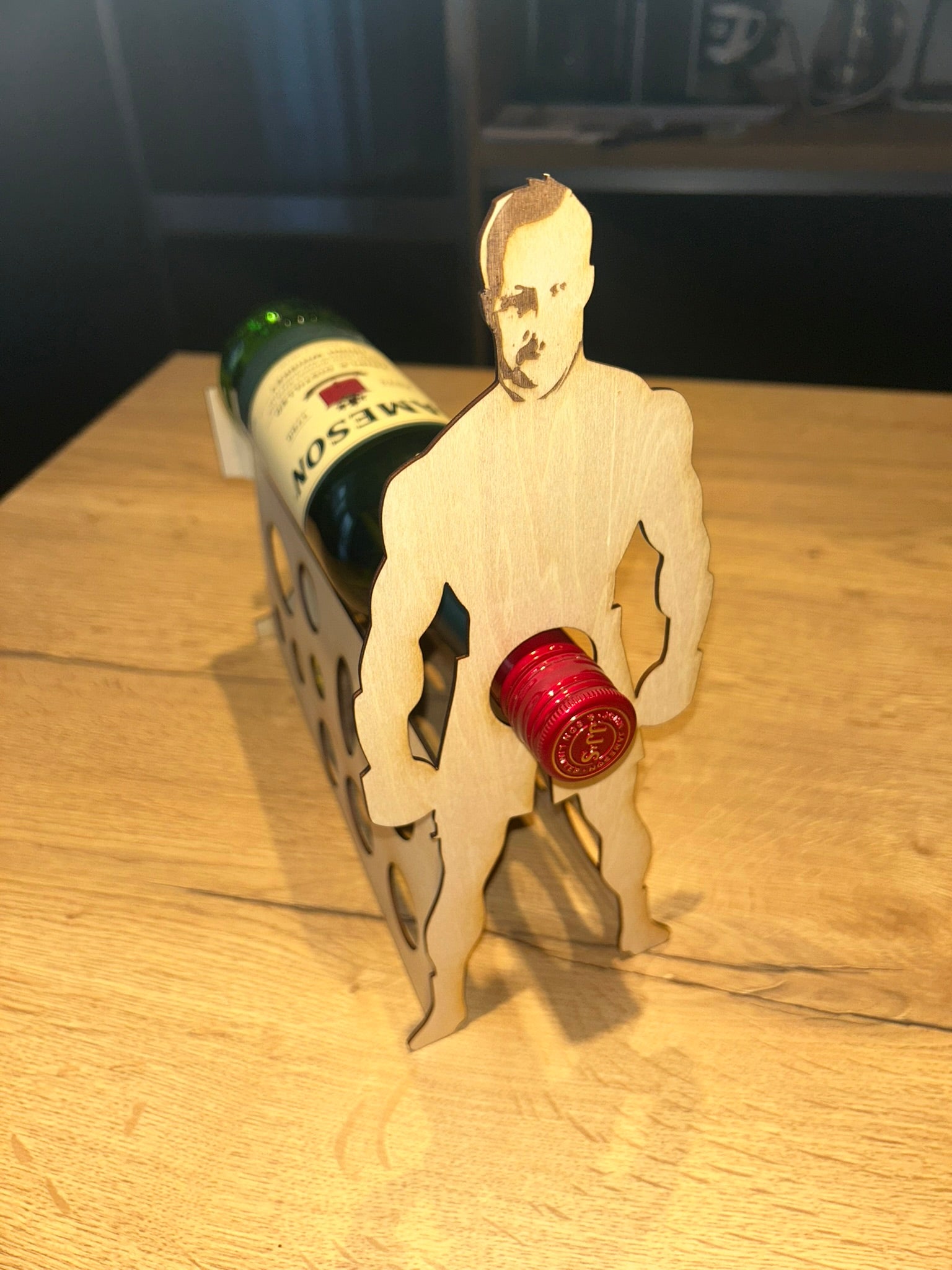 Porte-bouteille en bois original – Personnage debout (sans visage)