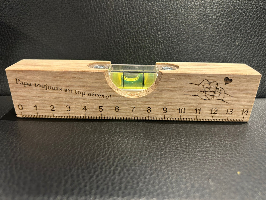 Niveau à bulle en bois personnalisé – Cadeau original et pratique