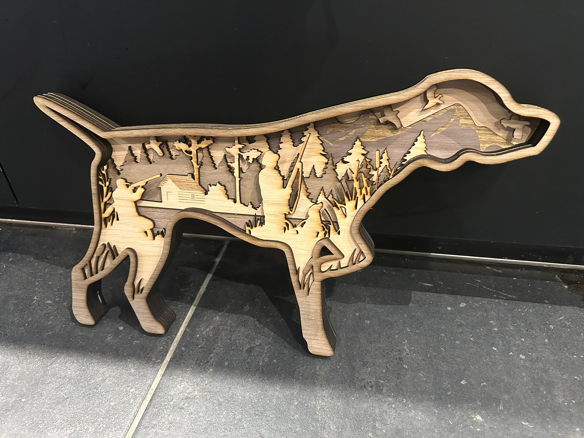 Décoration en bois 3D – Chien de chasse en relief (8 couches)