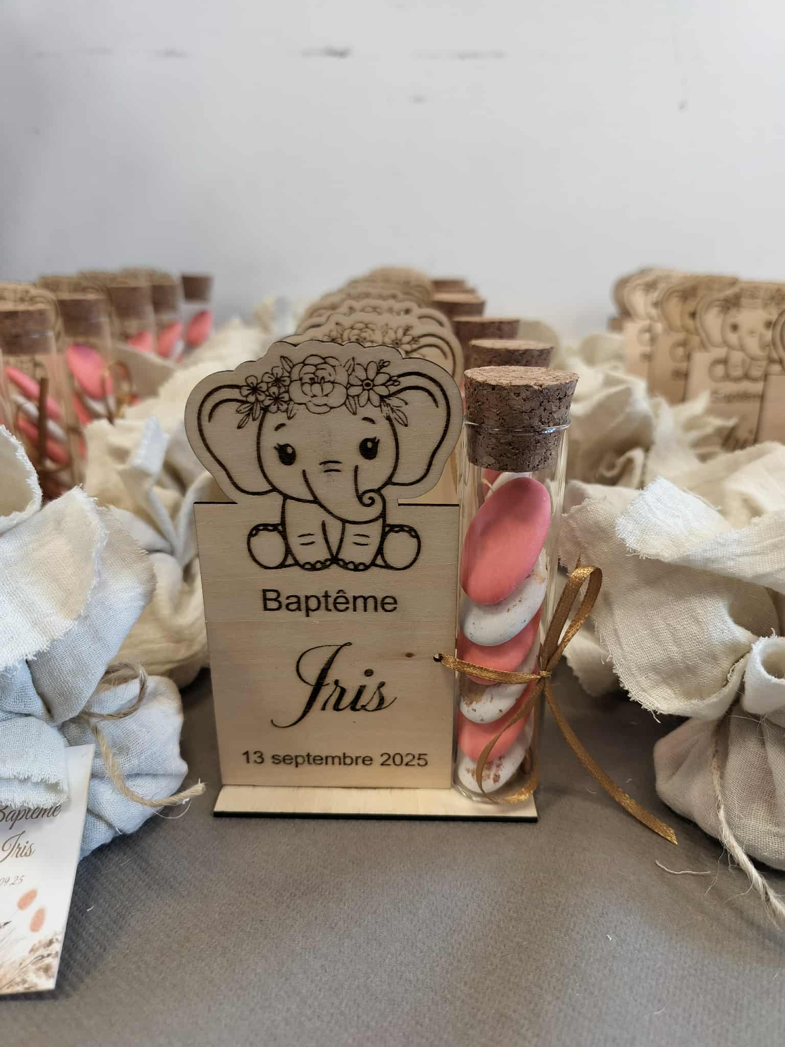 Souvenir de baptême personnalisé – Support en bois avec éprouvette (sans dragées)